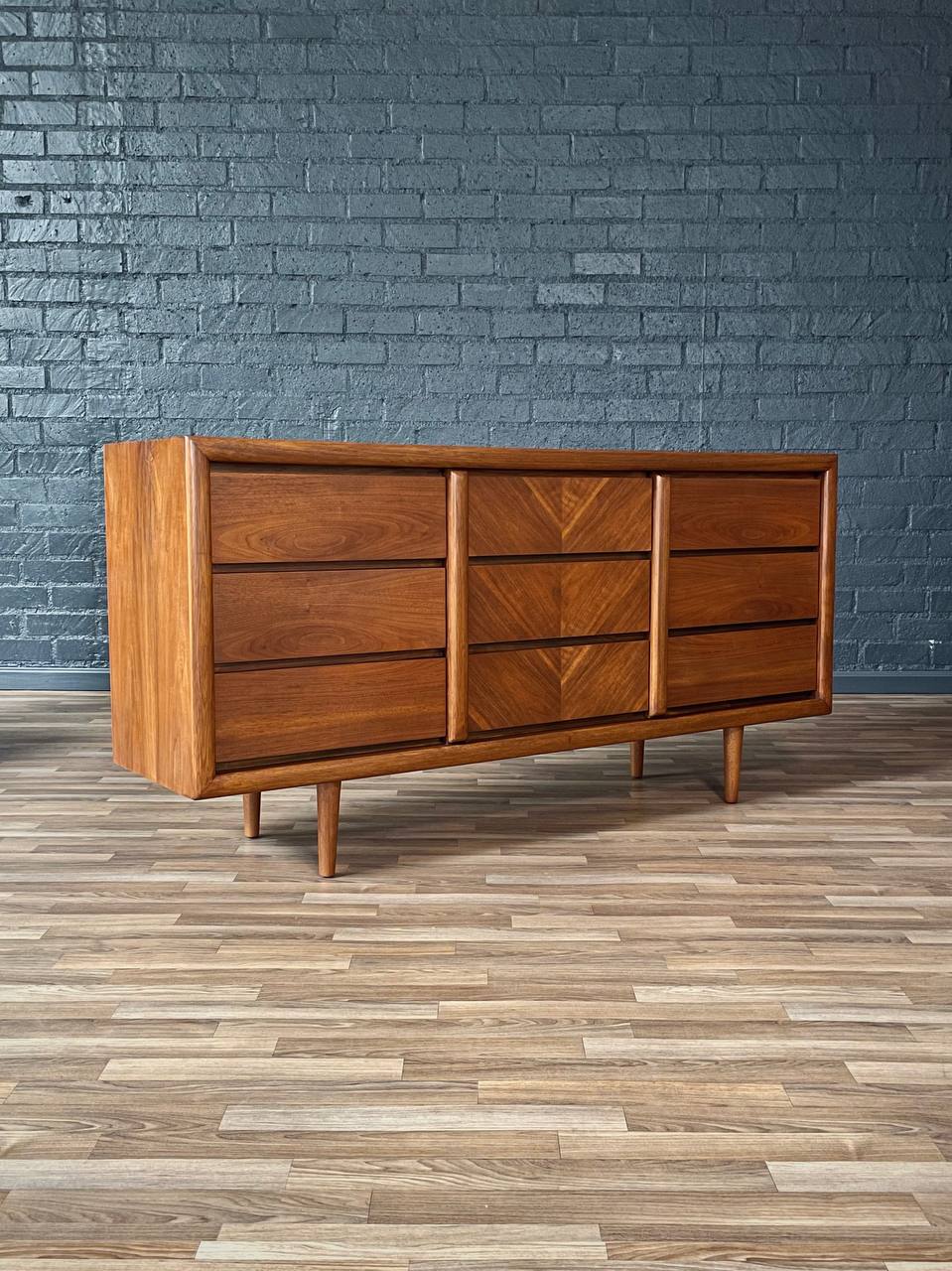 Mid-Century Modern 9-Drawer Walnut Dresser by Lane, c.1960's – Vintage Supply