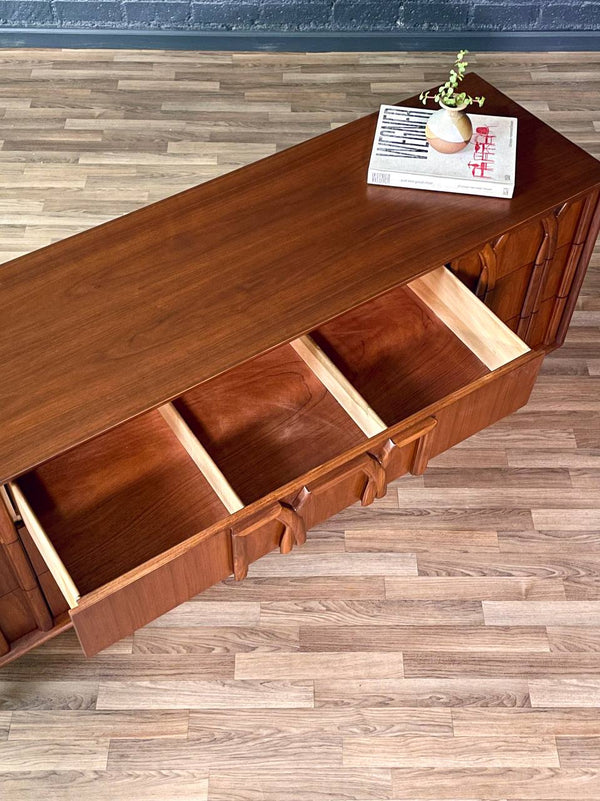 Mid-Century Modern 9-Drawer Dresser by Red Lion, c.1950’