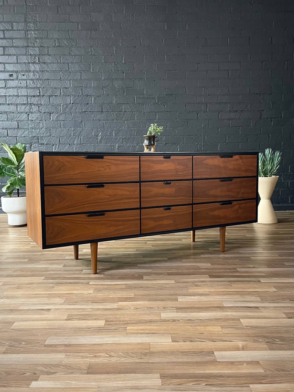 Mid-Century Modern Walnut 9-Drawer Dresser by The Rapport Co., c.1960' – Vintage Supply