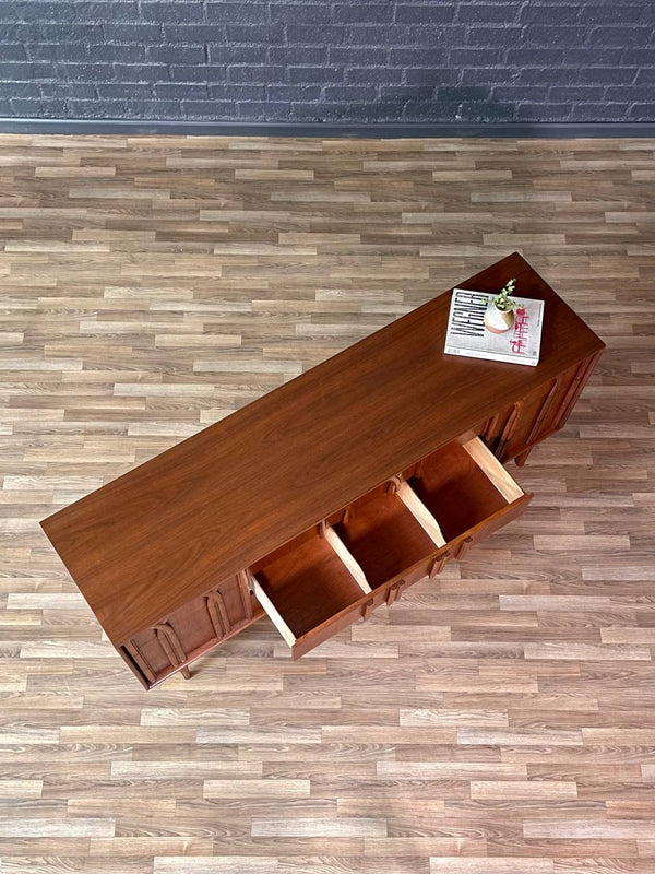 Mid-Century Modern 9-Drawer Dresser by Red Lion, c.1950’