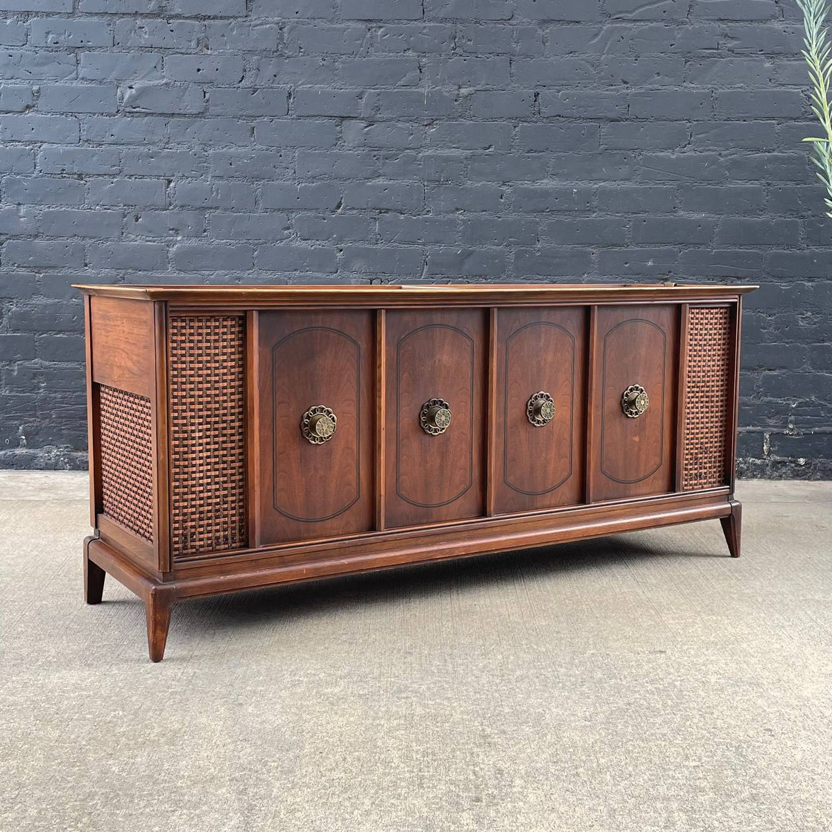 Mid Century Modern Walnut Stereo Credenza by Magnavox c 1950 s Mid Century Modern Walnut Stereo Credenza by Magnavox c 1950 s