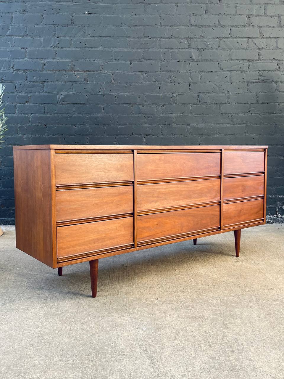 Mid-Century Modern 9-Drawer Walnut Dresser by Dixie Furniture, c.1960' – Vintage Supply