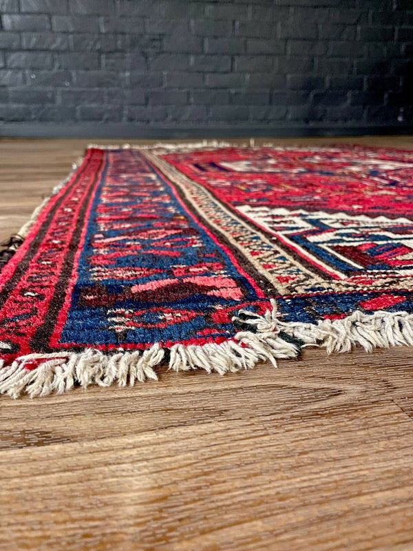 Vintage Persian Hamadan Rug – Hand-Knotted Wool Tribal Medallion, c.1940’s