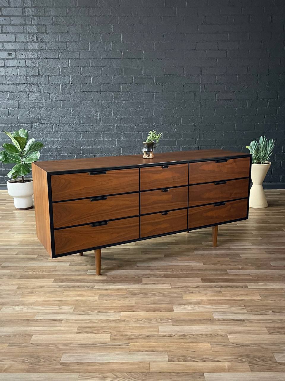 Mid-Century Modern Walnut 9-Drawer Dresser by The Rapport Co., c.1960' – Vintage Supply