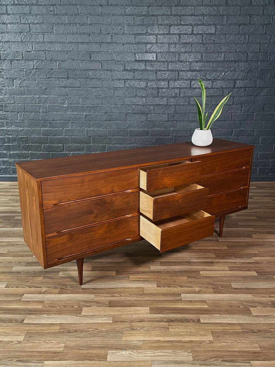 Mid-Century Modern 9-Drawer Walnut Dresser by LA Period, c.1960's – Vintage Supply