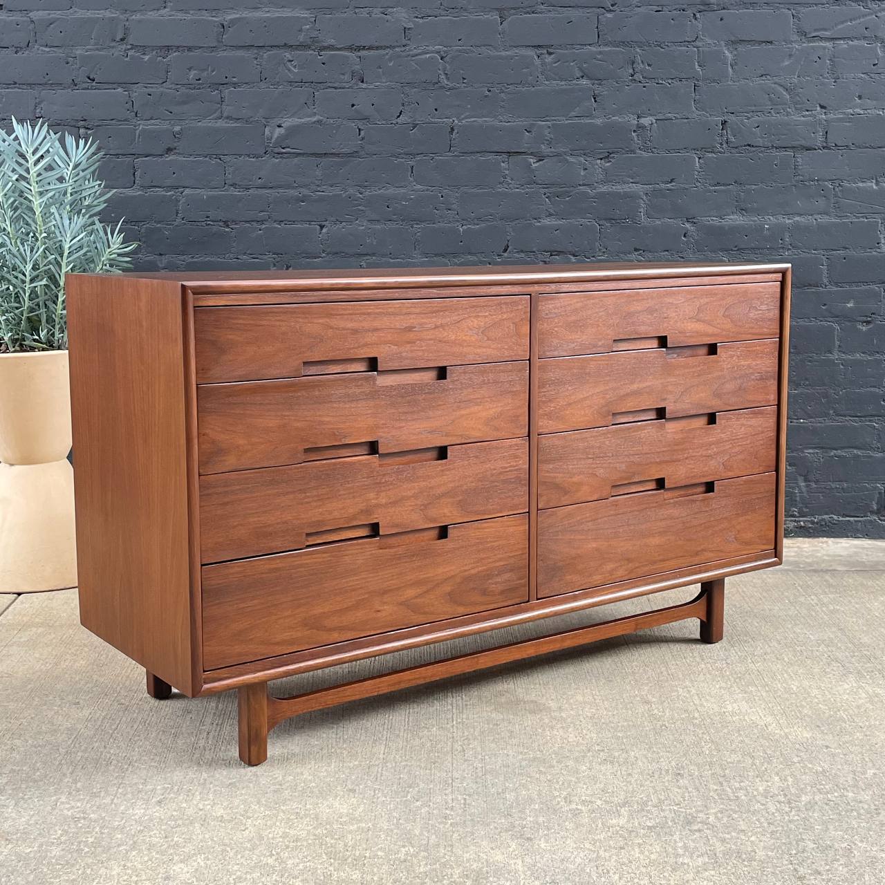 Mid century modern on sale 8 drawer dresser