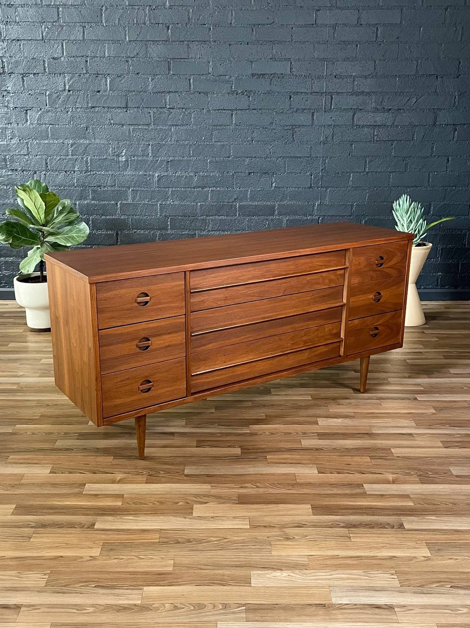 Mid-Century Modern Walnut 9-Drawer Dresser by Bassett, c.1960's – Vintage Supply Mid-Century Modern Walnut 9-Drawer Dresser by Bassett, c.1960's – Vintage Supply