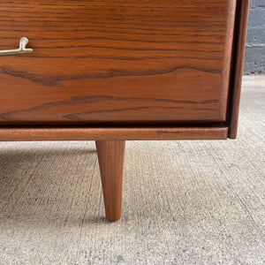 Vintage Mid-Century Modern 9-Drawer Dresser, c.1960’s